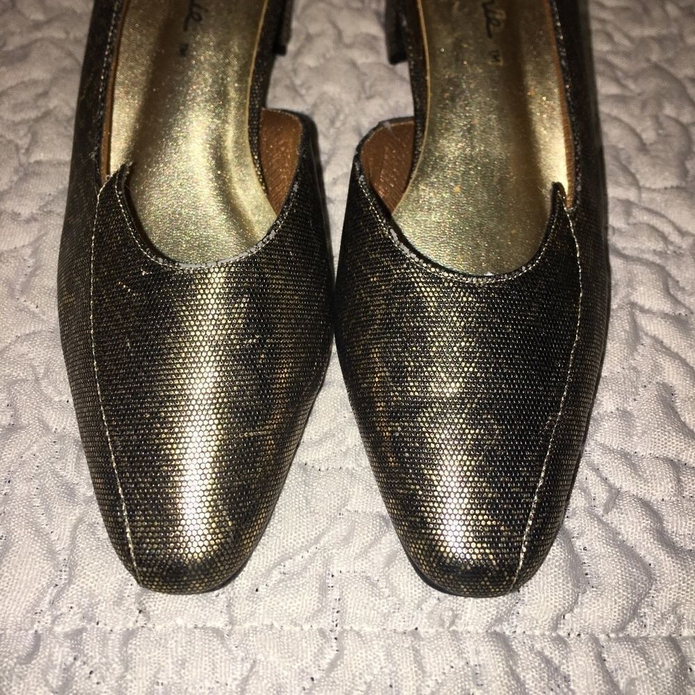 Vintage Annie Gold and Black Pumps 8.5